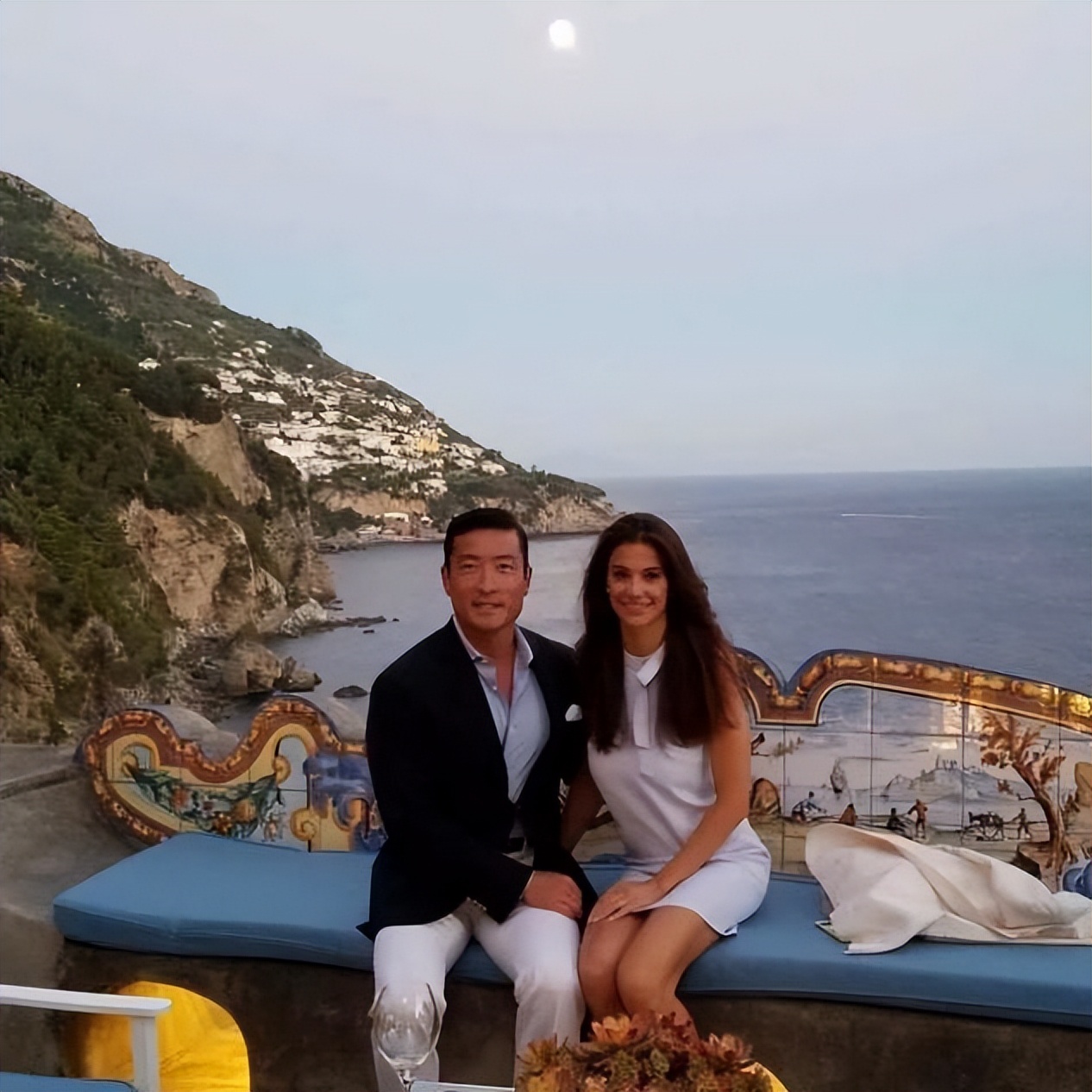 美籍亚医年入320万美金,妻子却飞往世界各地做应召女郎,缺钱?