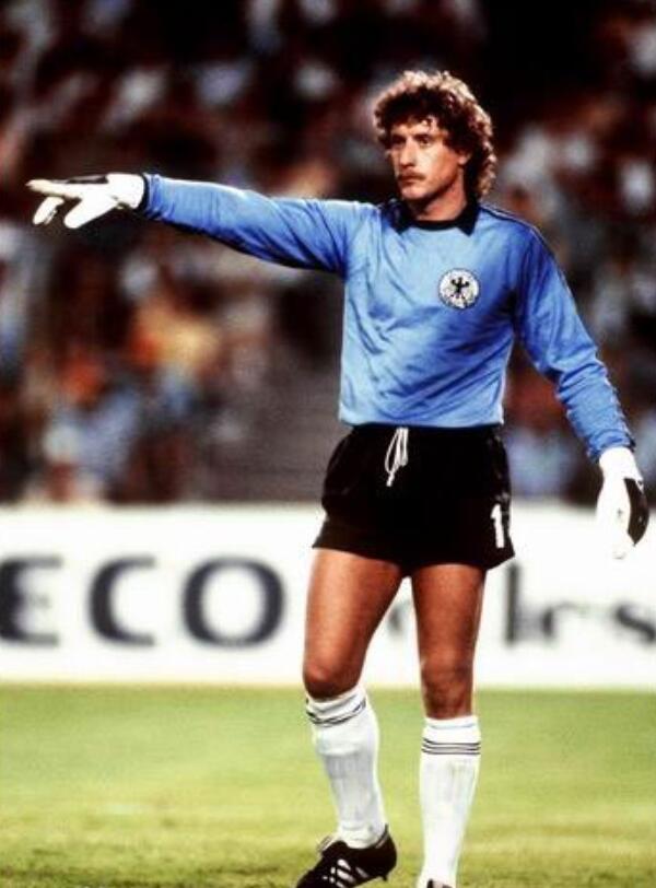 1982年西班牙世界杯半决赛，德国门将舒马赫“超越了”希特勒