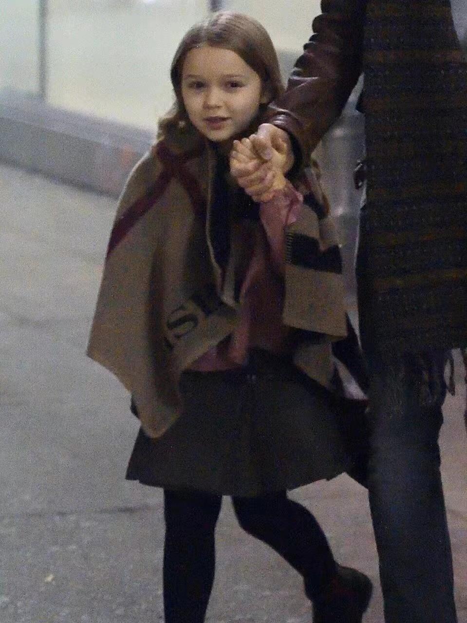 当年的小七现在长什么样,贝克汉姆小七小时候吐舌头