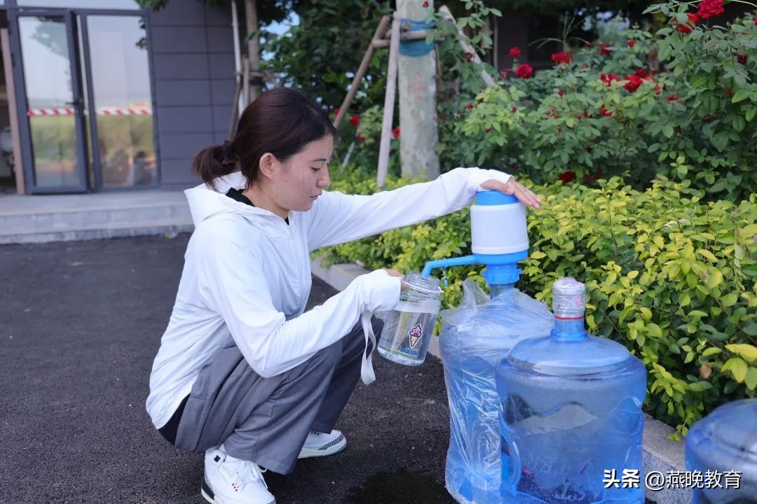 学生训练有热度，老师陪伴有温度，沧州英华入学教育尽显教师关怀