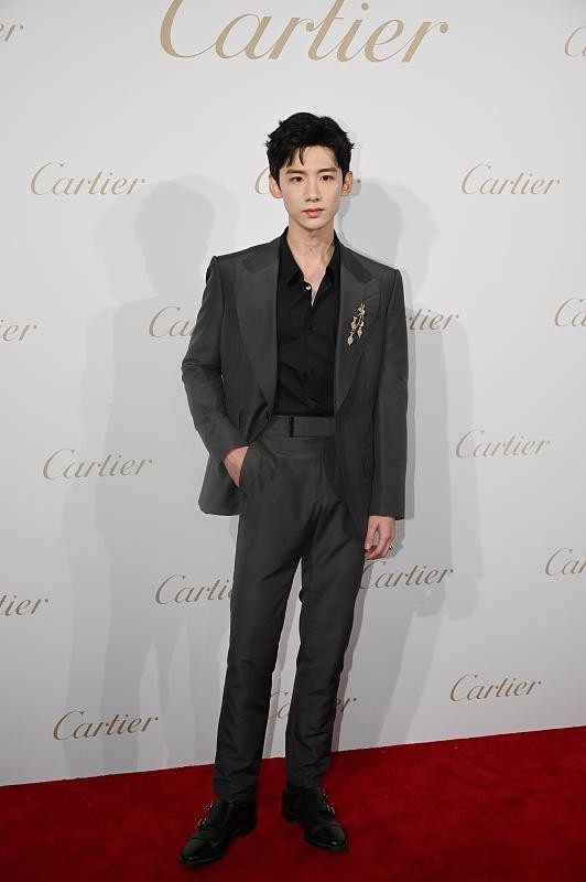 白敬亭美式复古穿搭,白敬亭黑色西服套装内搭黑打底