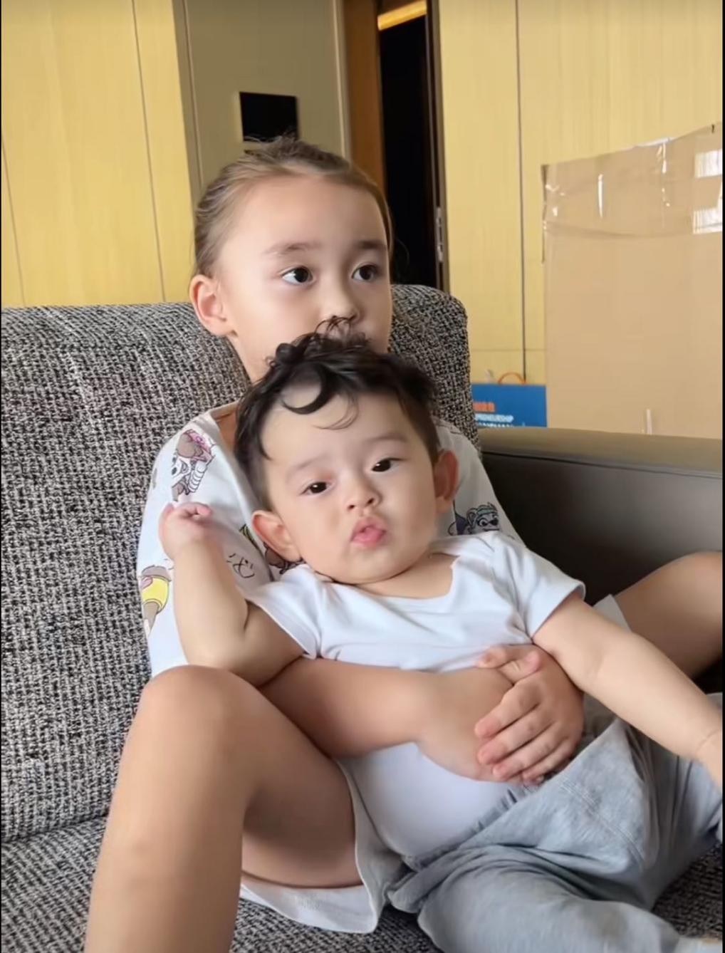 5年前，花50万买精子生下五国混血儿的叶海洋，勇敢地活出了自我