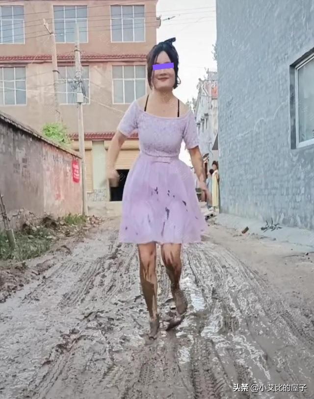 女子不顾形象完整视频,女子不顾形象在街头爬行