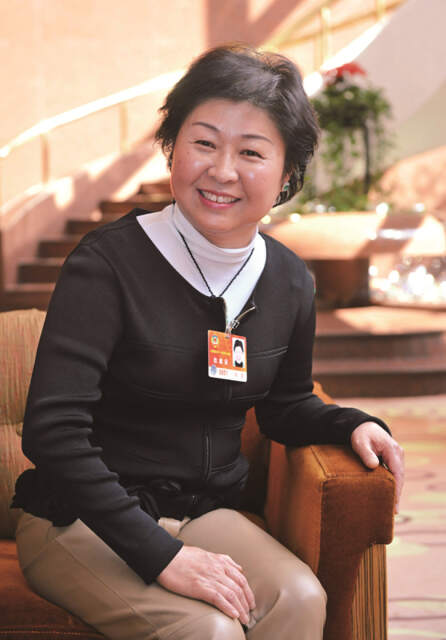 女人老了，怎么打扮更显贵气体面？这3位老牌“女首富”给你答案