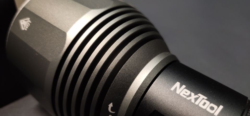 手持版探照灯，大能量长续航徒步户外可靠无忧