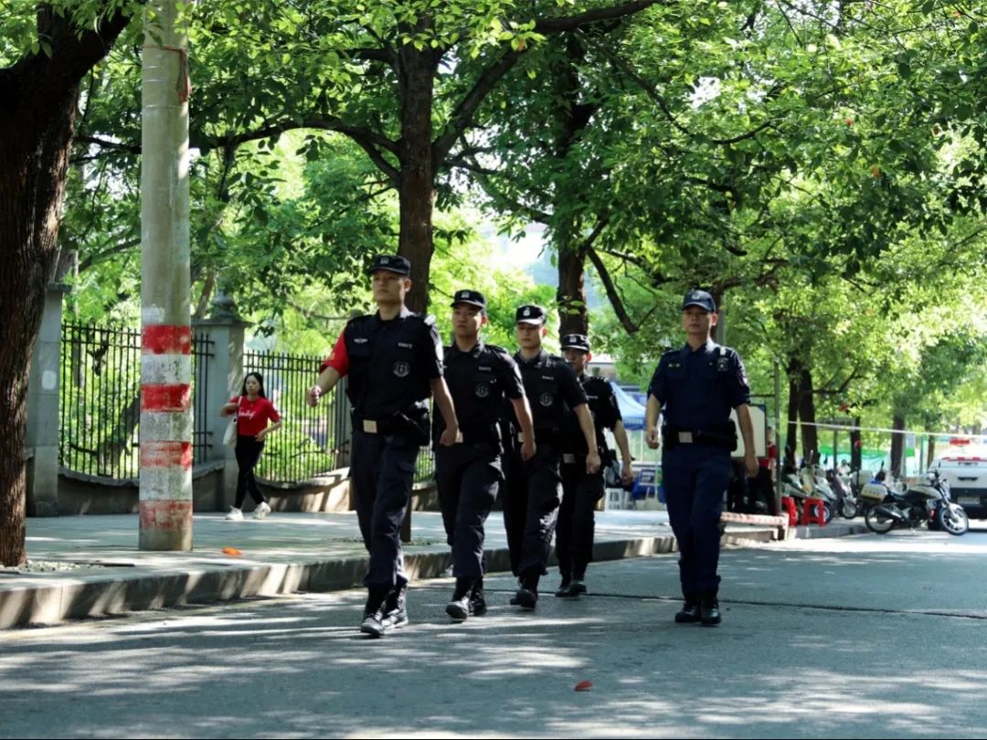 兰州公安全力开启护学模式,民警开启护学模式