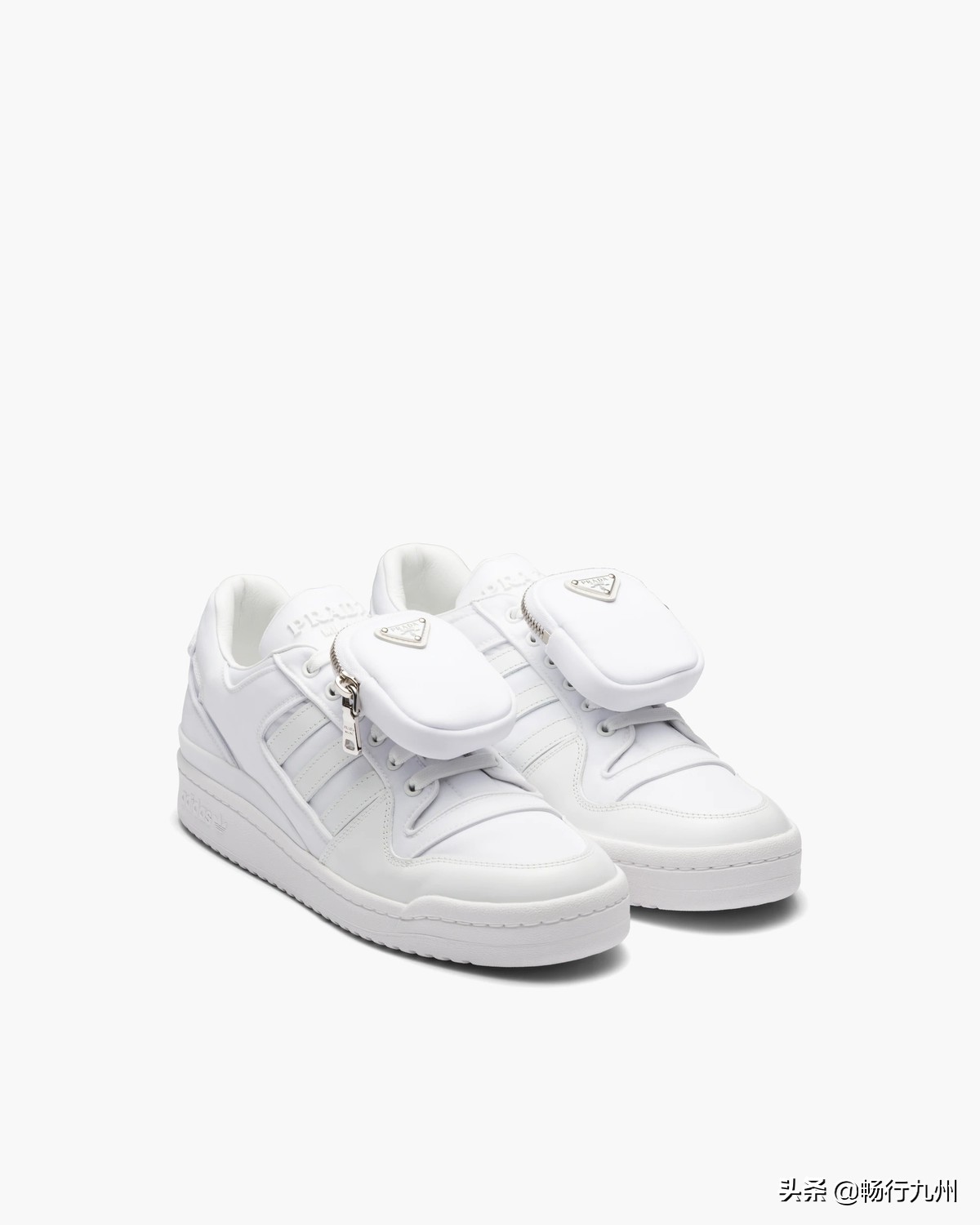 背着迷你包的Forum鞋、渔夫帽、运动服adidasPrada联名系列