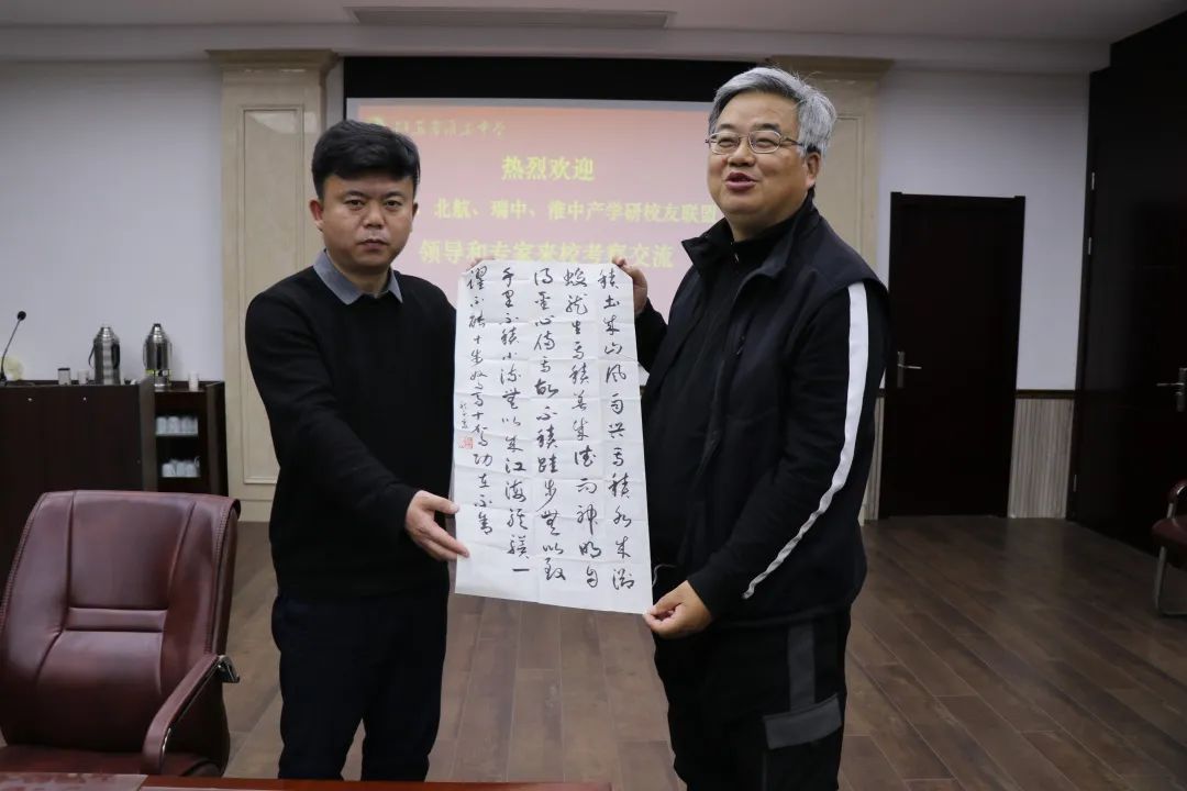 人大、北航、瑞中、淮中产学研校友联盟领导和专家来淮中考察交流