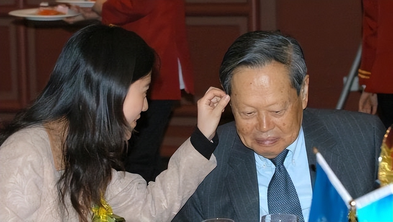 翁帆28岁嫁给82岁杨振宁的原因,杨振宁哪年娶的28岁翁帆