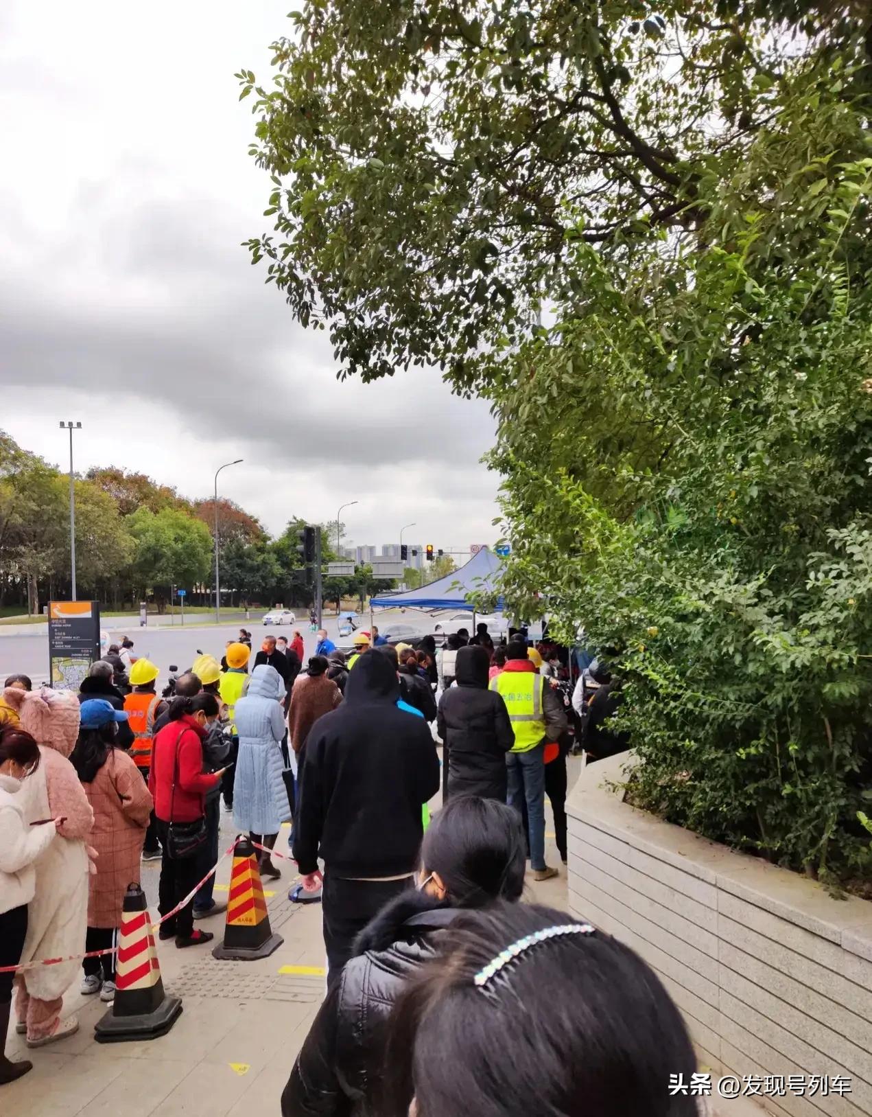 成都人用凳子排队做核酸,成都做核酸排队几个小时