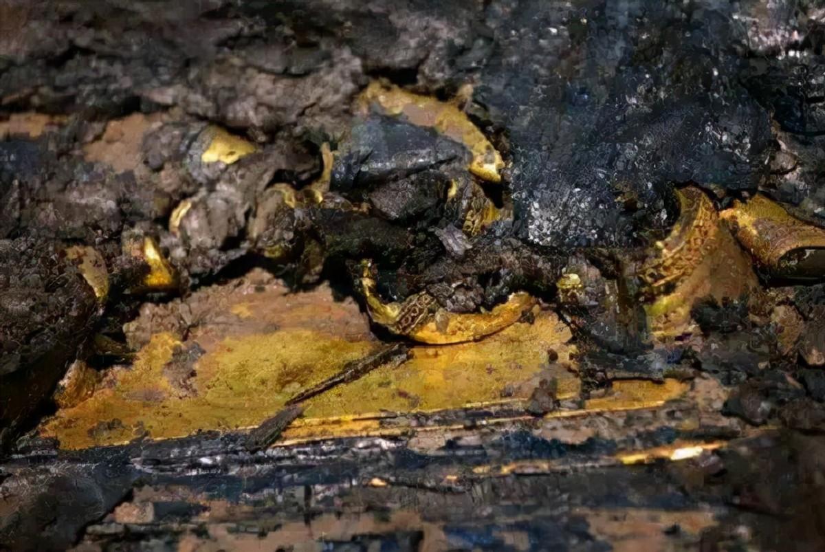 山西老农砍柴发现藏金洞,山西老汉发现山洞洞里藏金砖