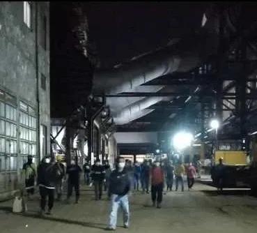 *工罢**：他们有组织、有纪律，还有*力暴**