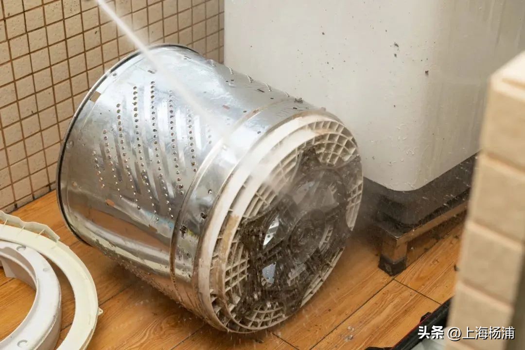 洗衣机有很多小脏屑怎么清理,洗衣机三个月不洗比马桶还脏