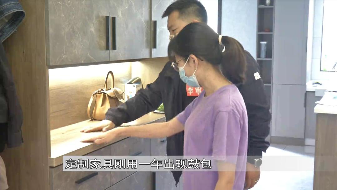 呼和浩特一市民吐槽定制家具刚用一年多处出现鼓包裂纹......