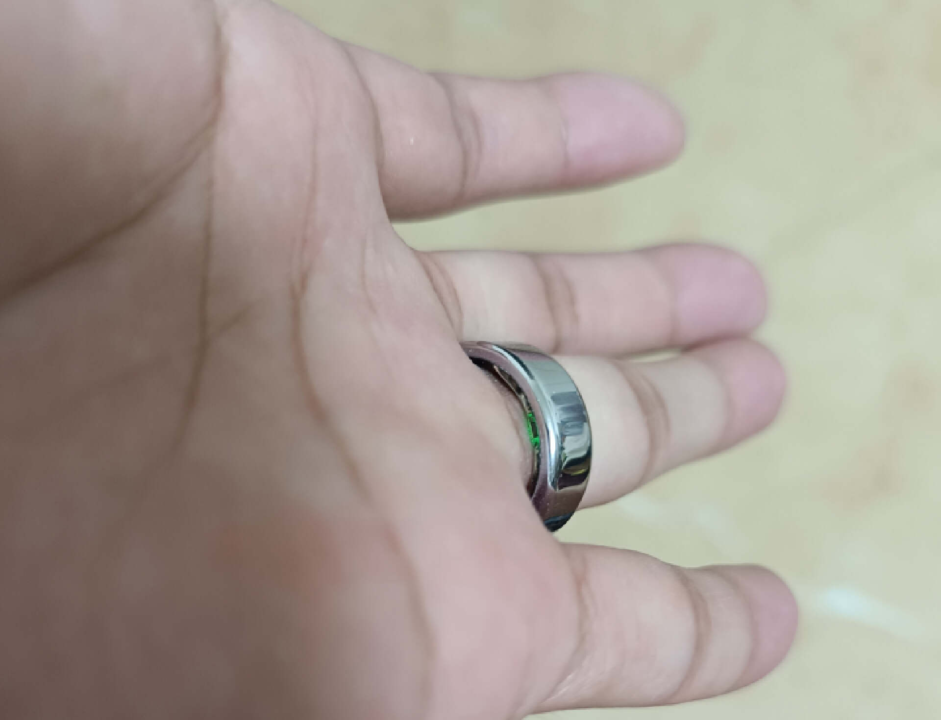 有了QuzzZ智能指环,送老婆礼物多了一份贴心选择