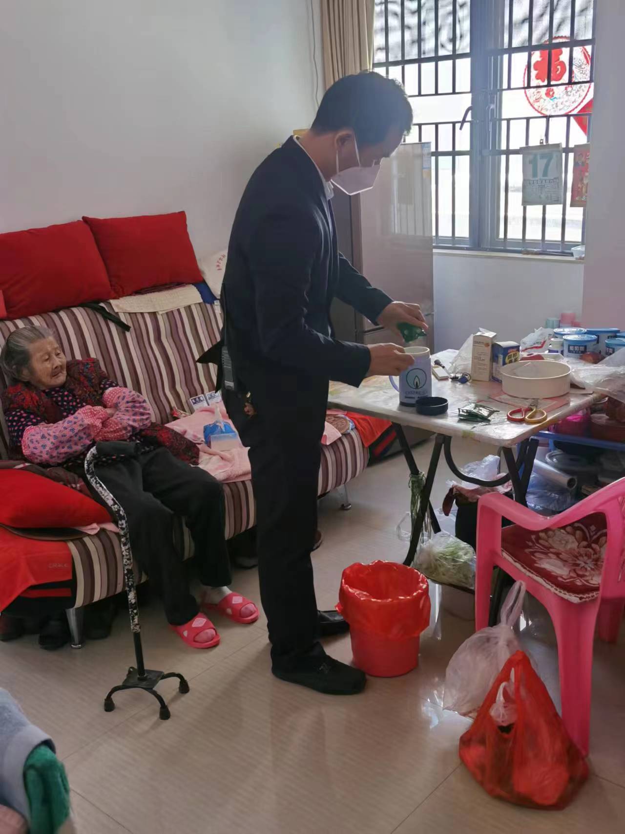 暖心共享药箱上线药物源源不断 (深圳多个社区设共享药箱)