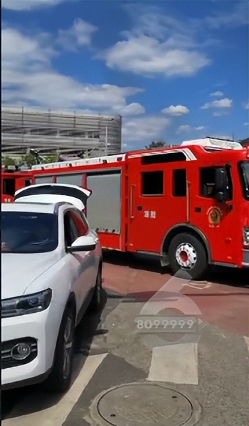 灭了火后又着火,汽车引擎盖自燃灭火器应该怎么喷