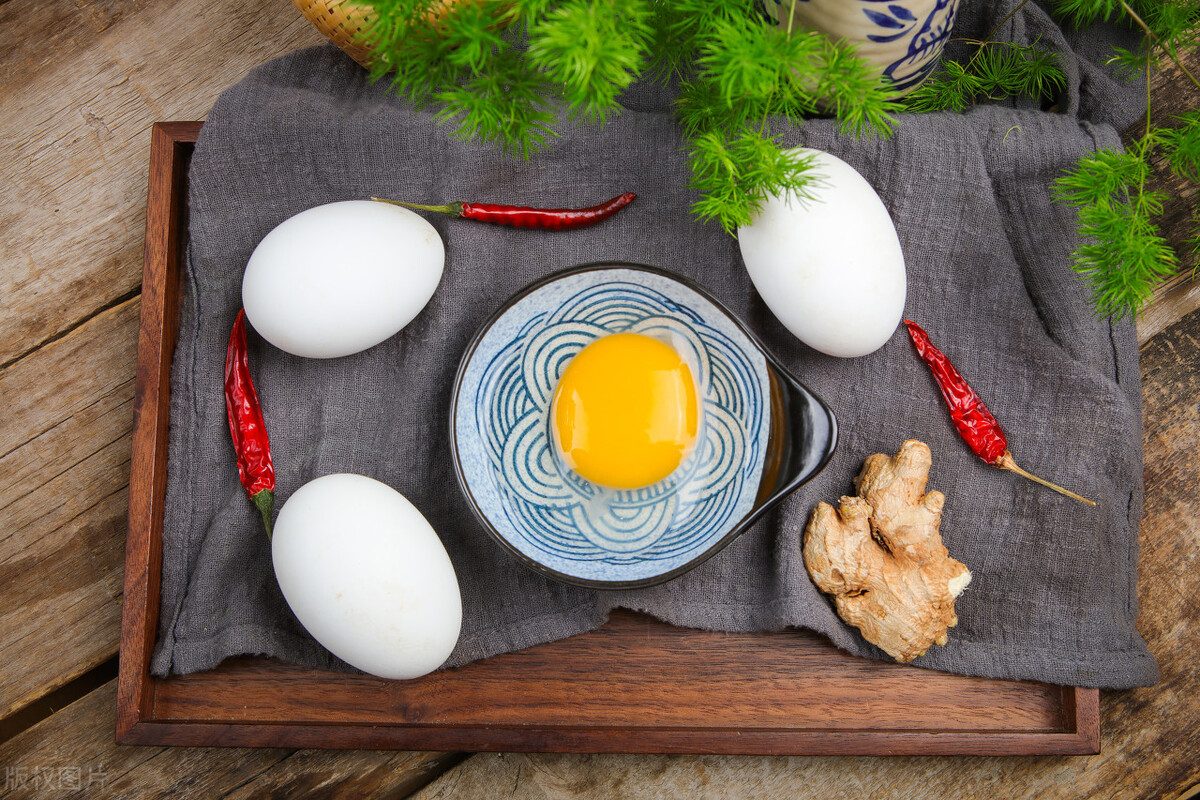 鹅蛋的腌制方法个个流油,鹅蛋怎么腌鹅蛋黄可以流油