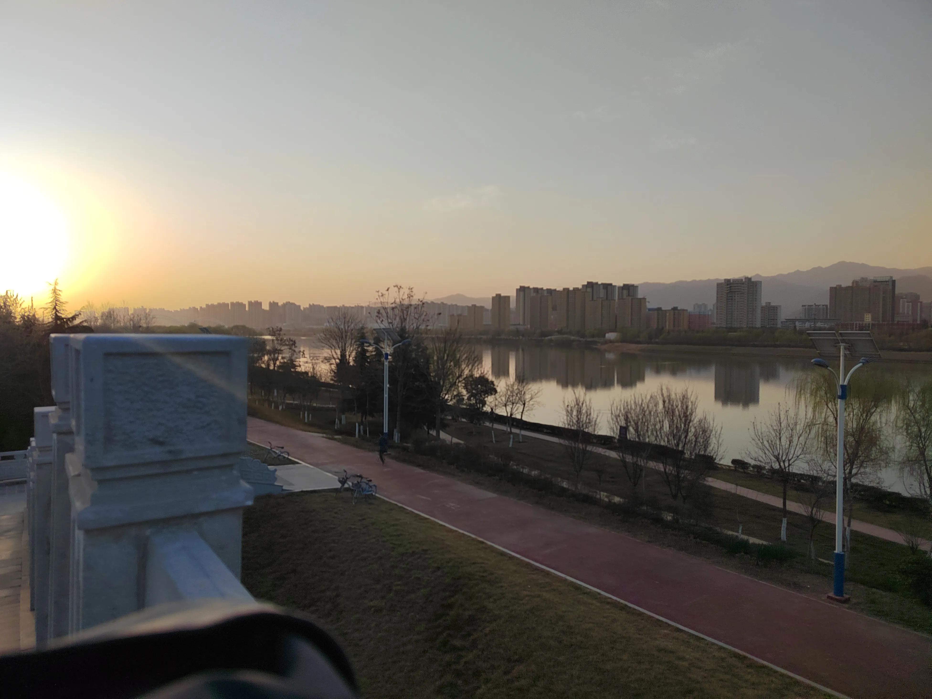 春天来了，美景再现，该踏青和锻炼身体了，为足球比赛储备体力。