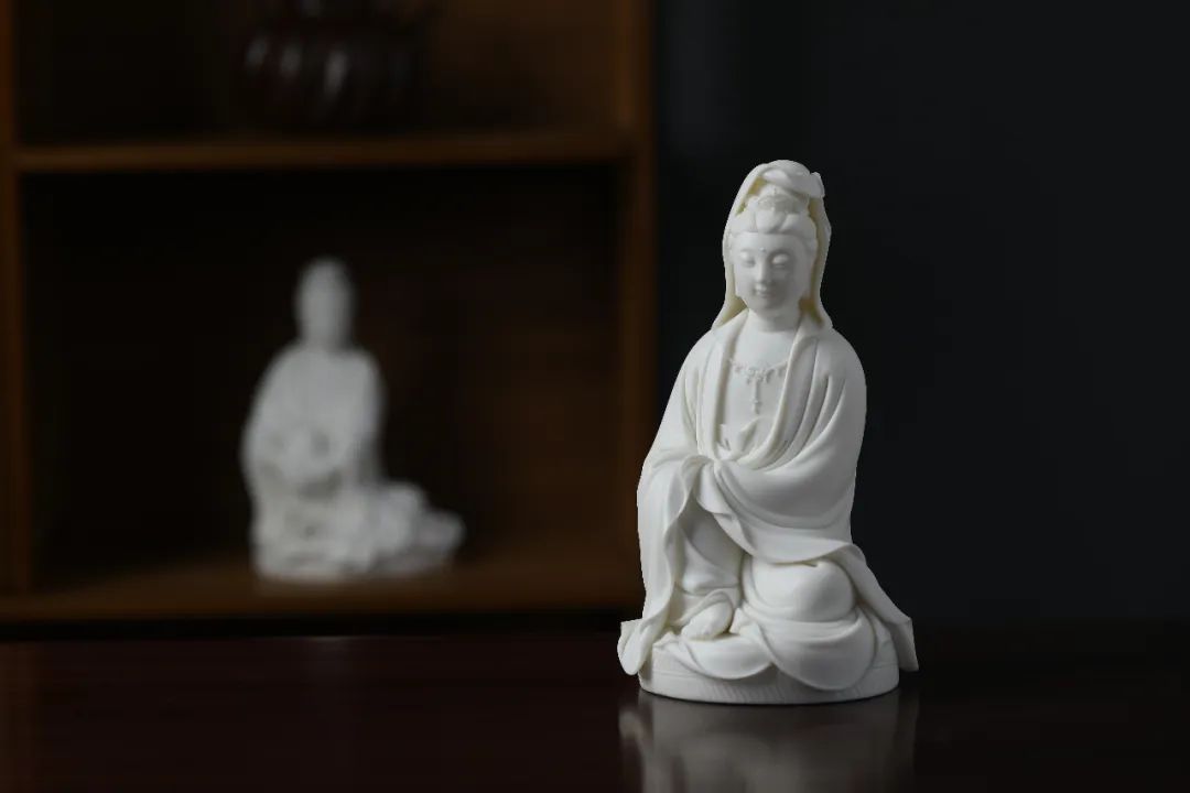 “最美中国白”拍出1633万天价，背后的神秘男人火了