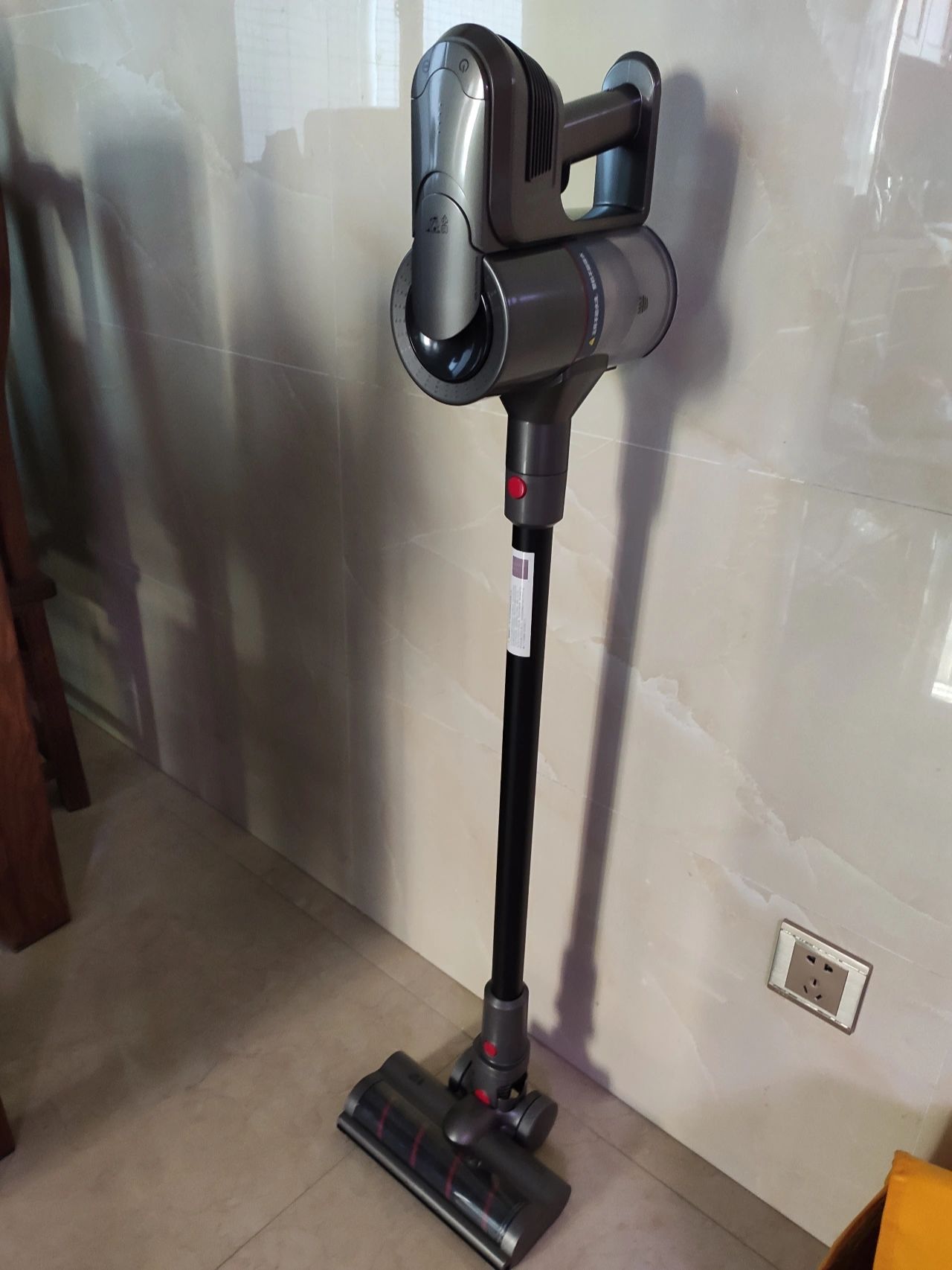 戴森吸尘器和云鲸扫地机器人对比,扫地机器人和戴森吸尘器哪个好用