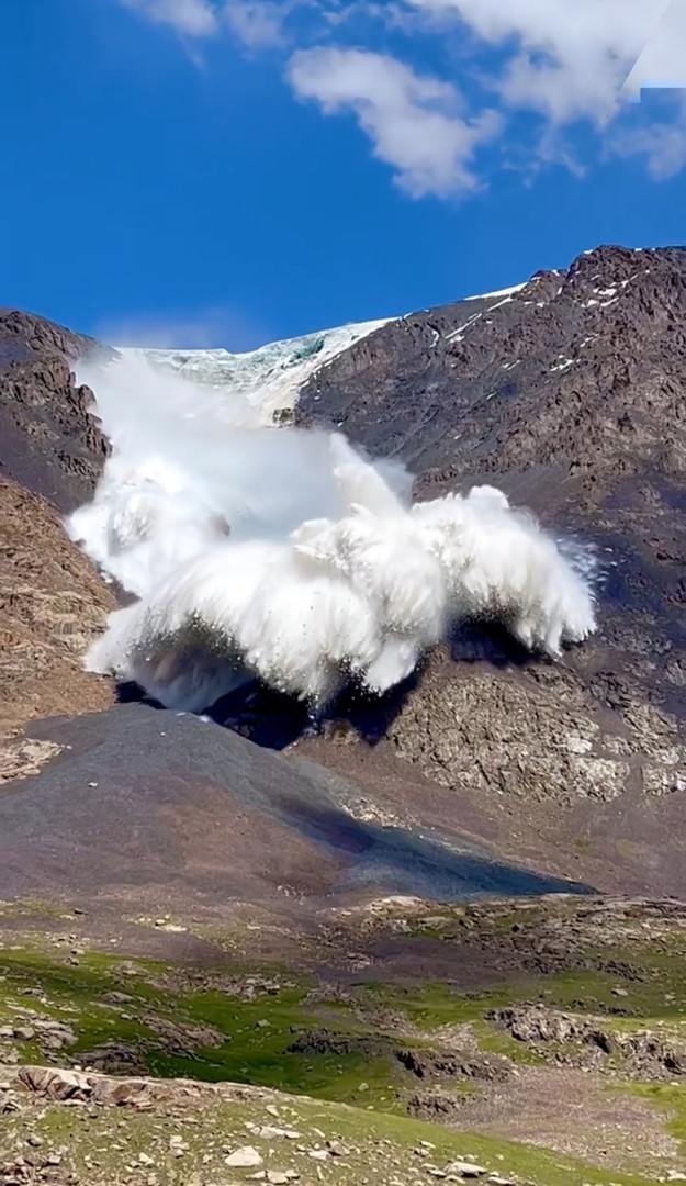 居然傻呆呆在拍，还不赶紧逃命？吉尔吉斯斯坦冰川崩塌：太可怕了