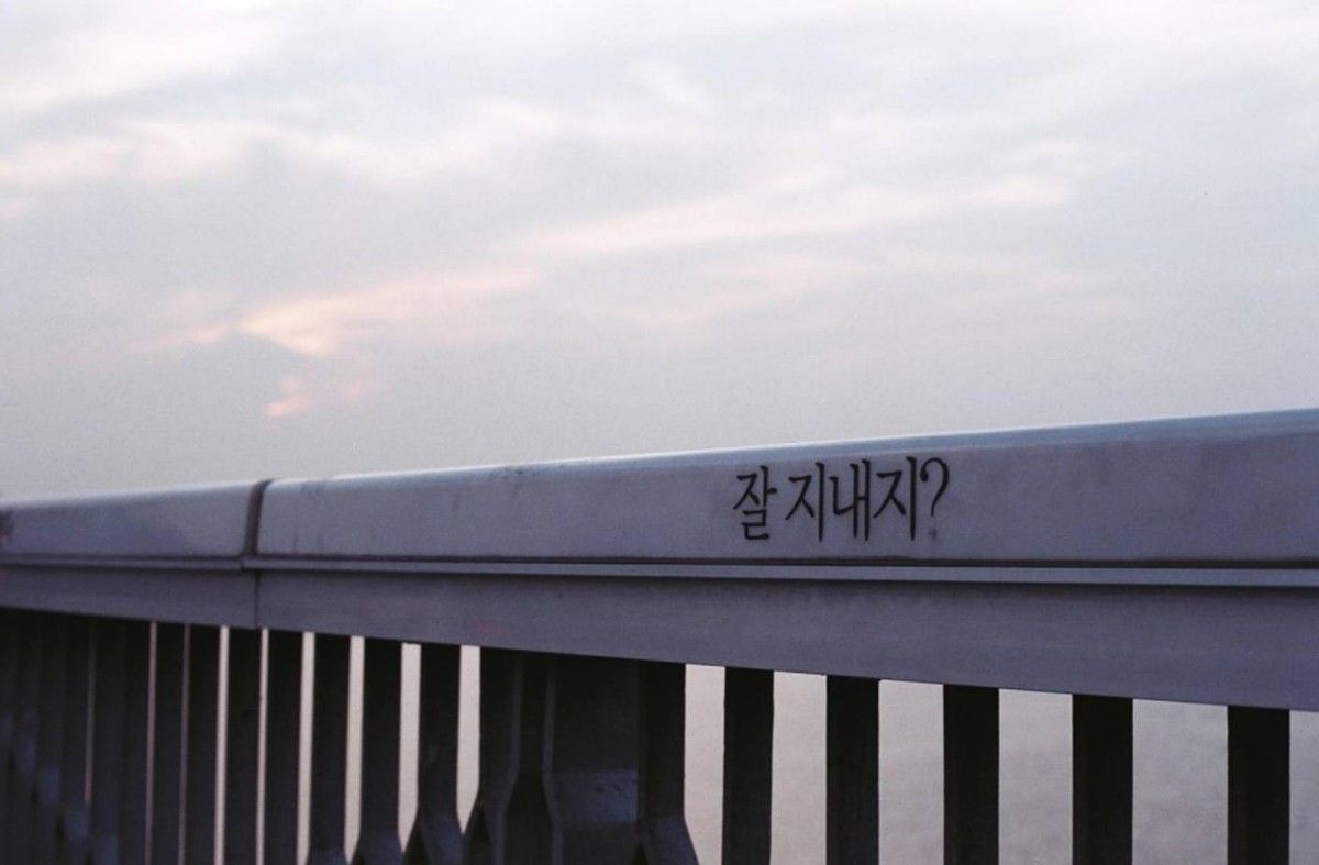 舞台上舔手摸*体下**，韩国人气女爱豆校庆表演被骂不堪入目？