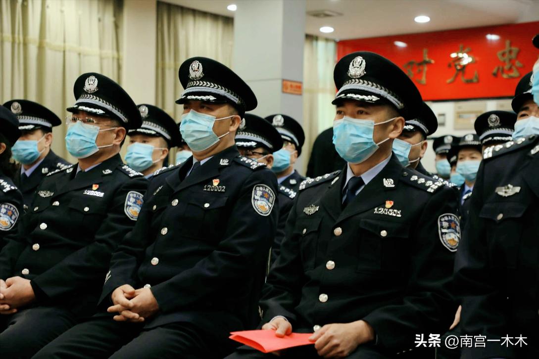 同样是交警为什么车牌不一样,警车上的公安和警察有什么区别