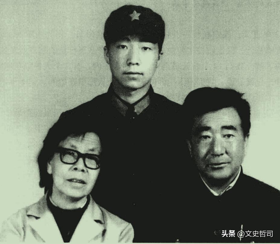 1983年杨利伟招飞成功，父母开导的一件事尤为关键（1）