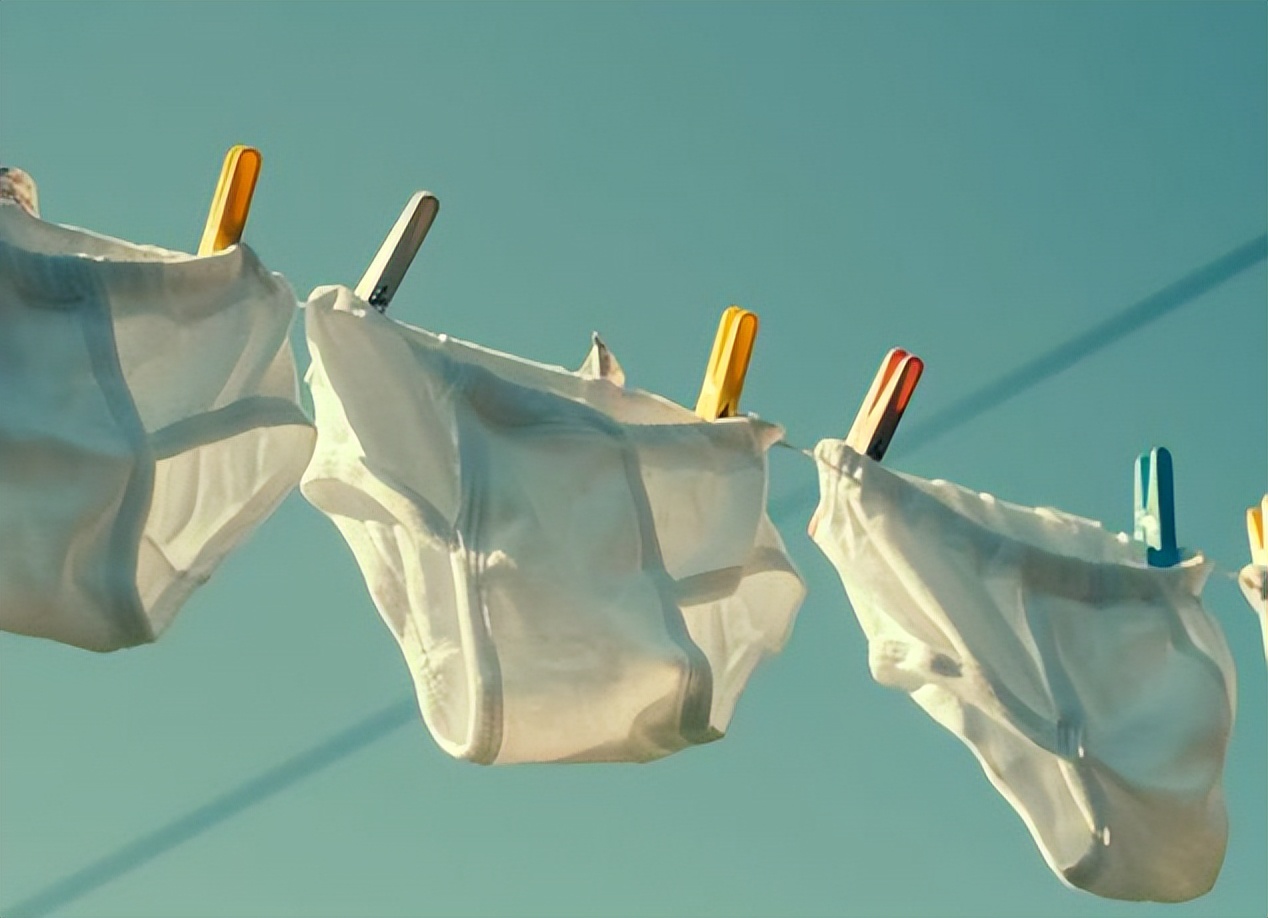 怎么鉴别牛仔裤缝正不正,为什么裤会卷边