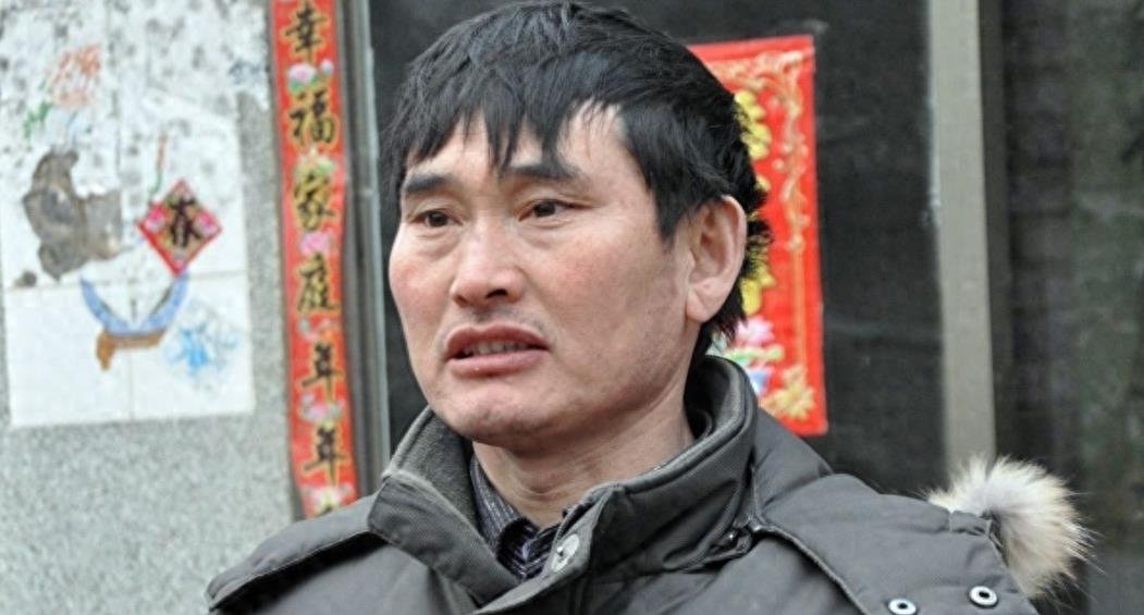 大衣哥出门被粉丝围了,大衣哥被堵门完整版