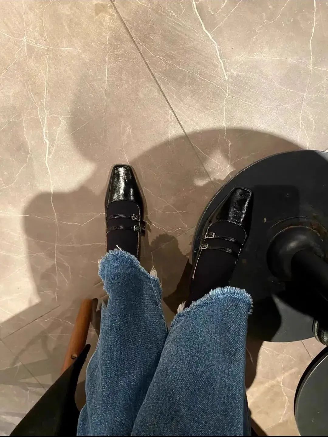 夏天穿裙子还是少穿运动鞋，今年流行这几双鞋子，舒适显气质