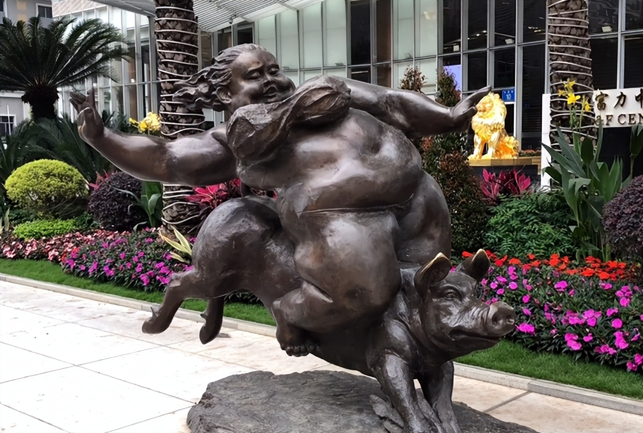 广州闹市这组丰乳肥臀的雕塑多次被投诉，艺术还是糟粕，争议不断