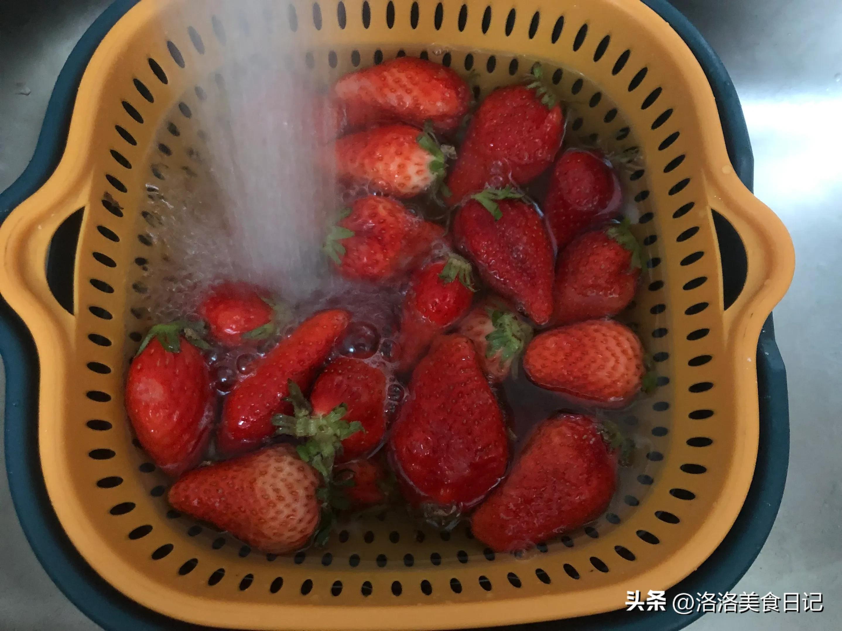 洗草莓，直接用水洗等于没洗，教你一招，洗得干净家人吃得更放心