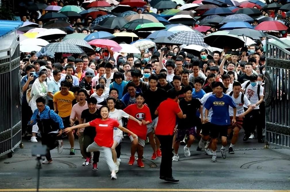 高考跳一字马女生成绩,高考第一个跑的女孩一字马