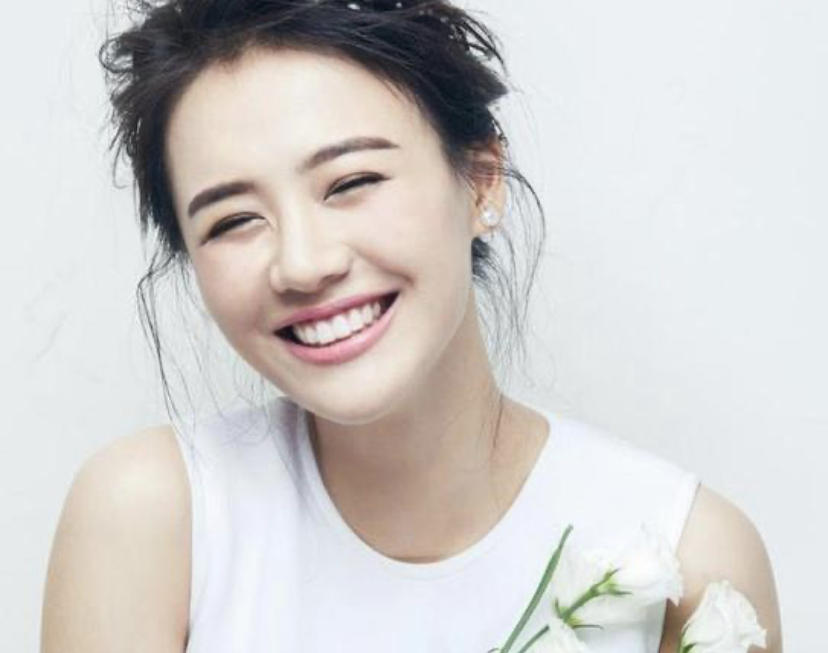 方脸大腮帮适合中分还是三七分,大饼脸中分超级简单又漂亮的发型