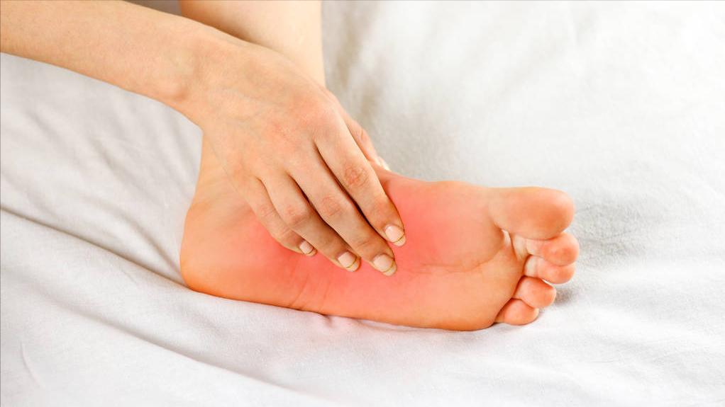 脚底板爱发烫是什么原因,脚底板生茧很疼怎么回事