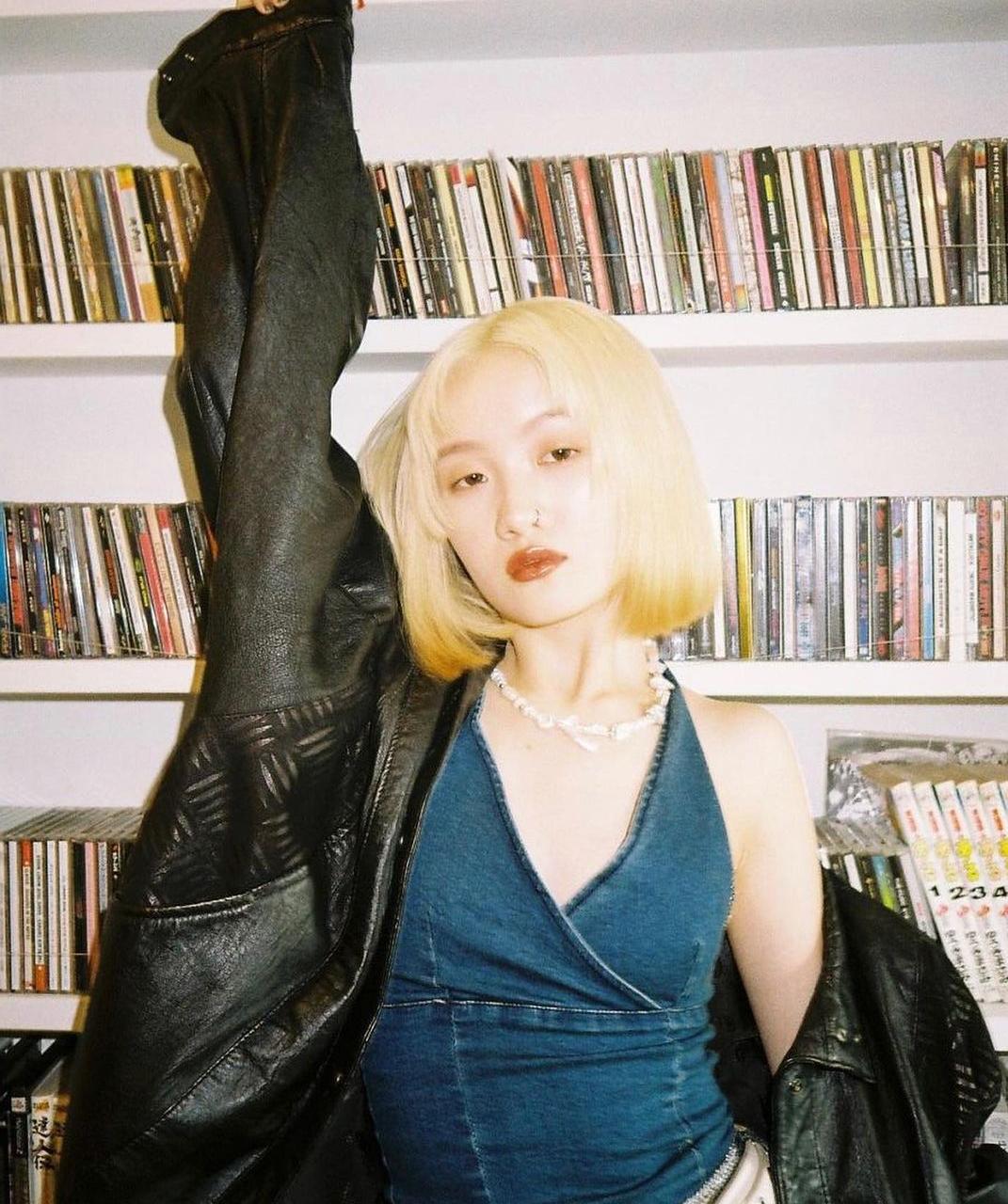 黄色短发男生,短发微潮色