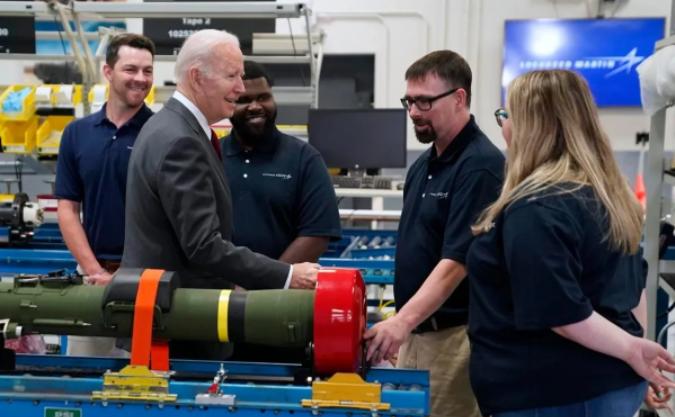 美台军售因何频夭折？真实原因美产能不足，台军费枯竭也不愿被宰