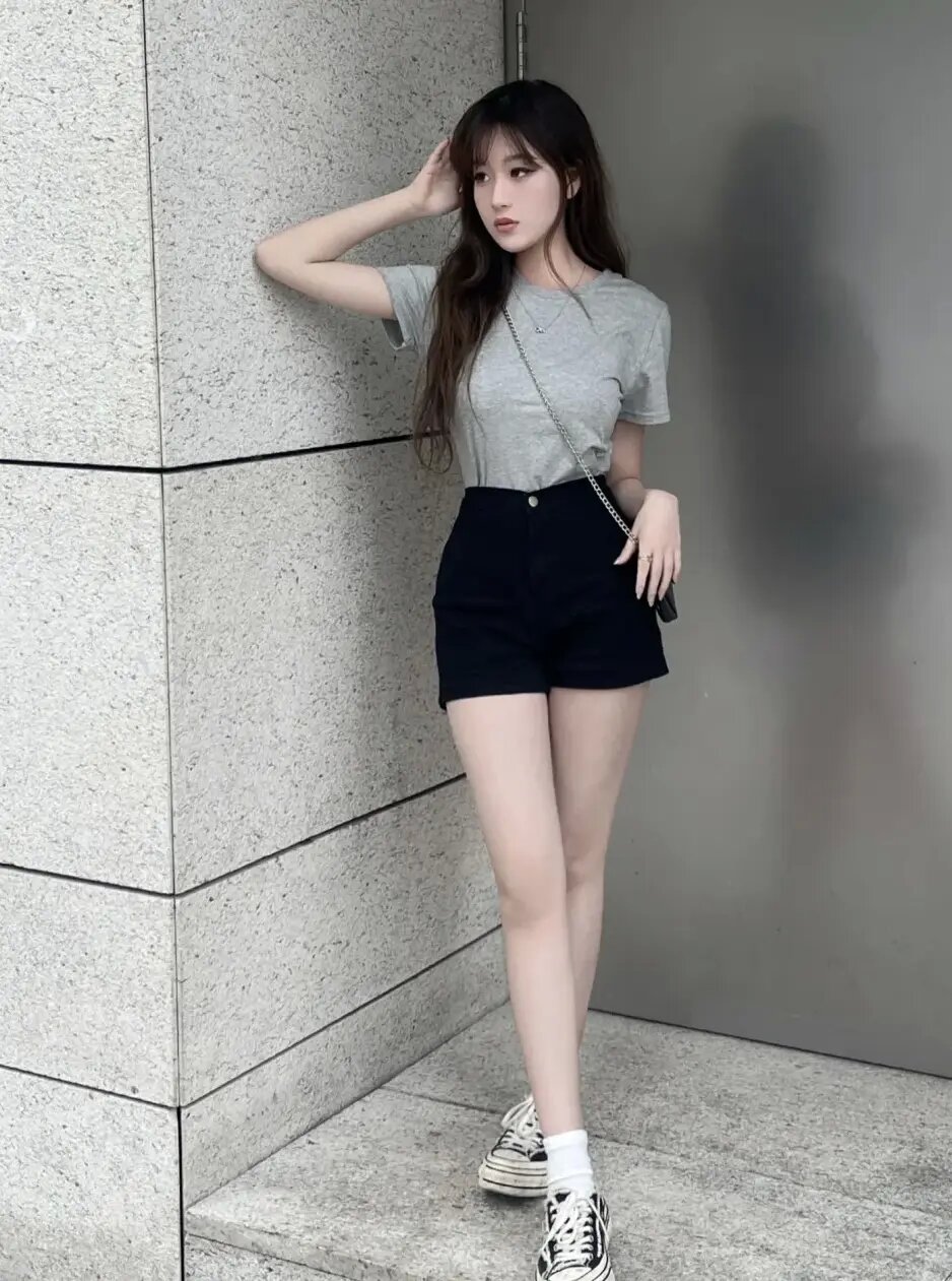 别再穿一身黑试试这几个配色,黑色上衣和灰色裤子穿搭的高级感