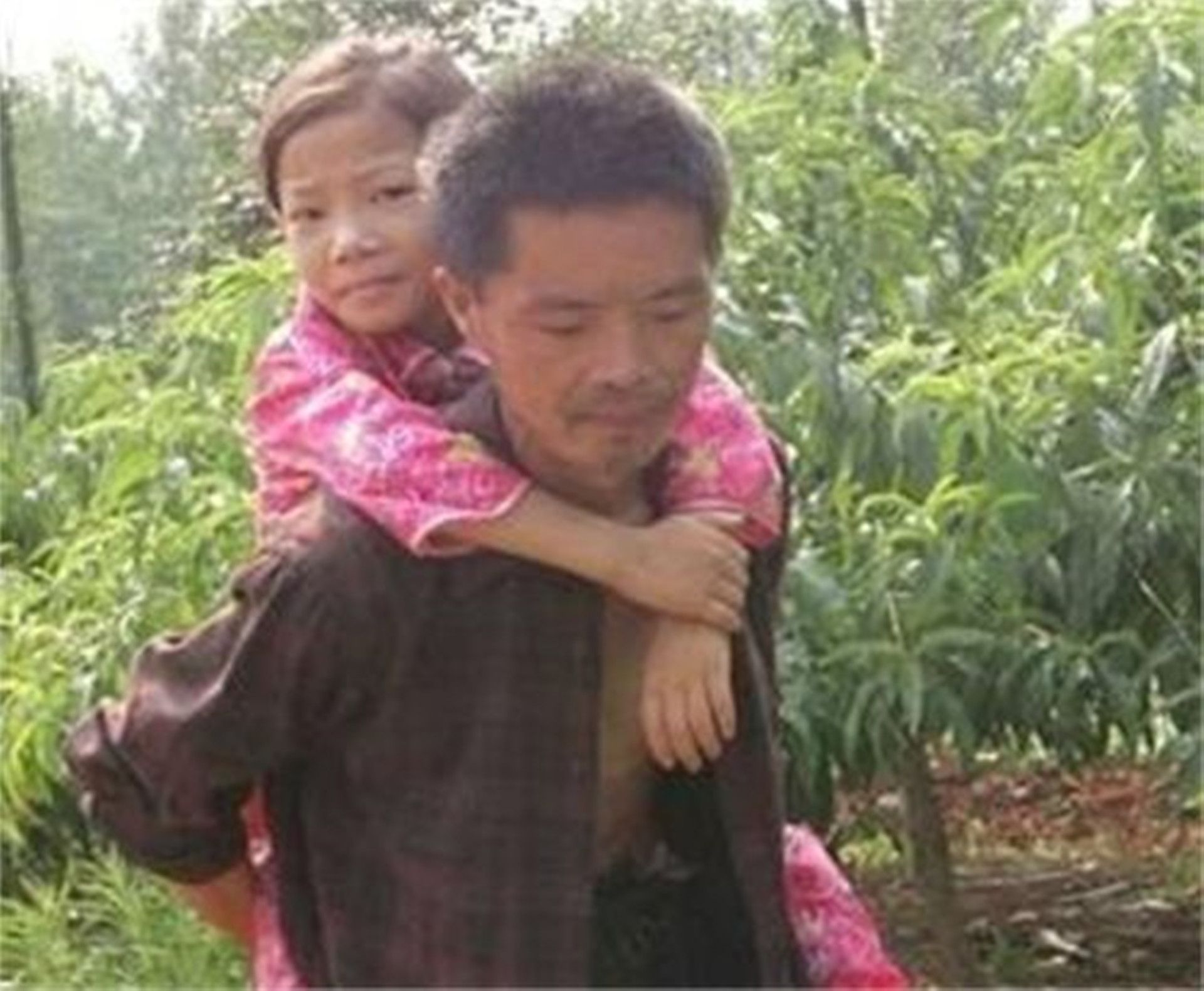 小女孩得了白血病因为穷放弃治疗,13岁女孩患白血病求妈妈放弃治疗