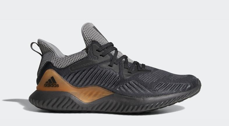 为何阿迪达斯会被安踏大幅超越，耐克却仍是中国运动品牌第1名？