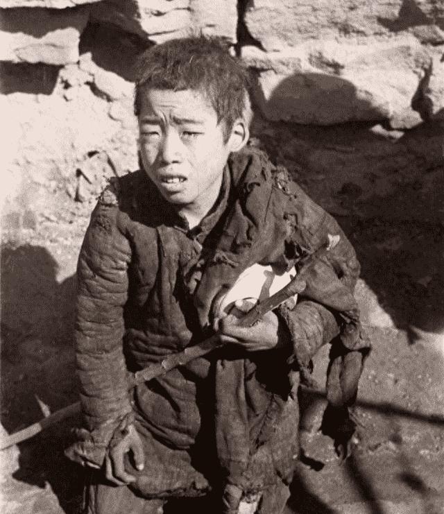 日军罪行照片：攻陷香港后兽性毕露，当场轮番侵犯新婚女明星