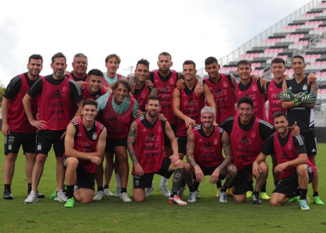 阿根廷国家队训练照梅西霸气,众星捧月阿根廷