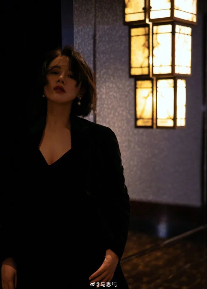 张嘉倪黑裙和网红同框,张嘉倪风波后首晒美照