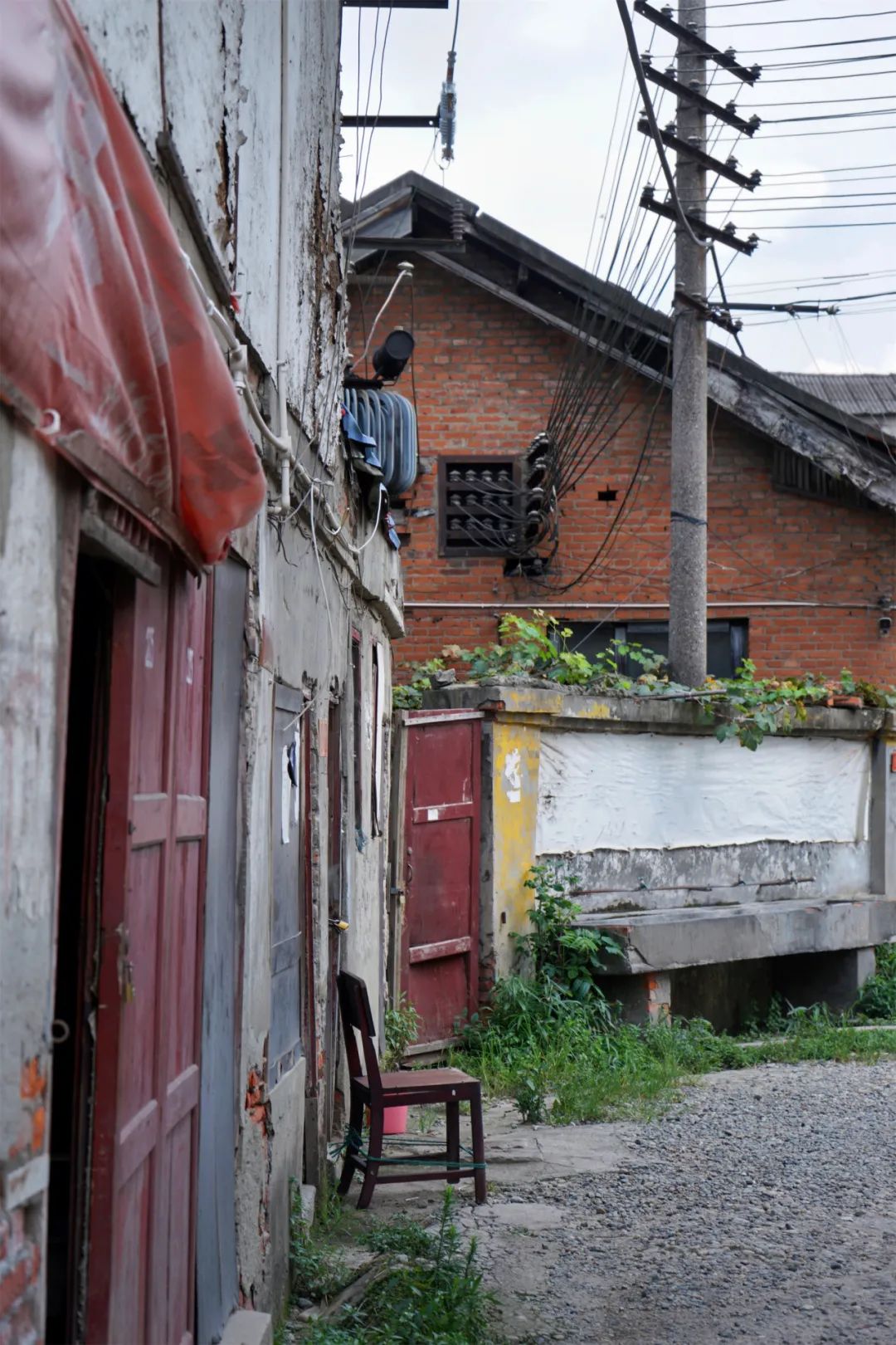 穿越五块石的百米窄巷，打开铁半城的光