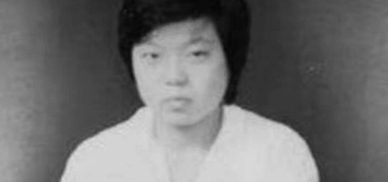 老公娶保姆，独女自杀，坐牢18年出狱后扫厕所，80岁赚千万翻身