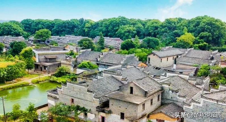 一个极具历史文化底蕴的古村,这个古村风景一绝
