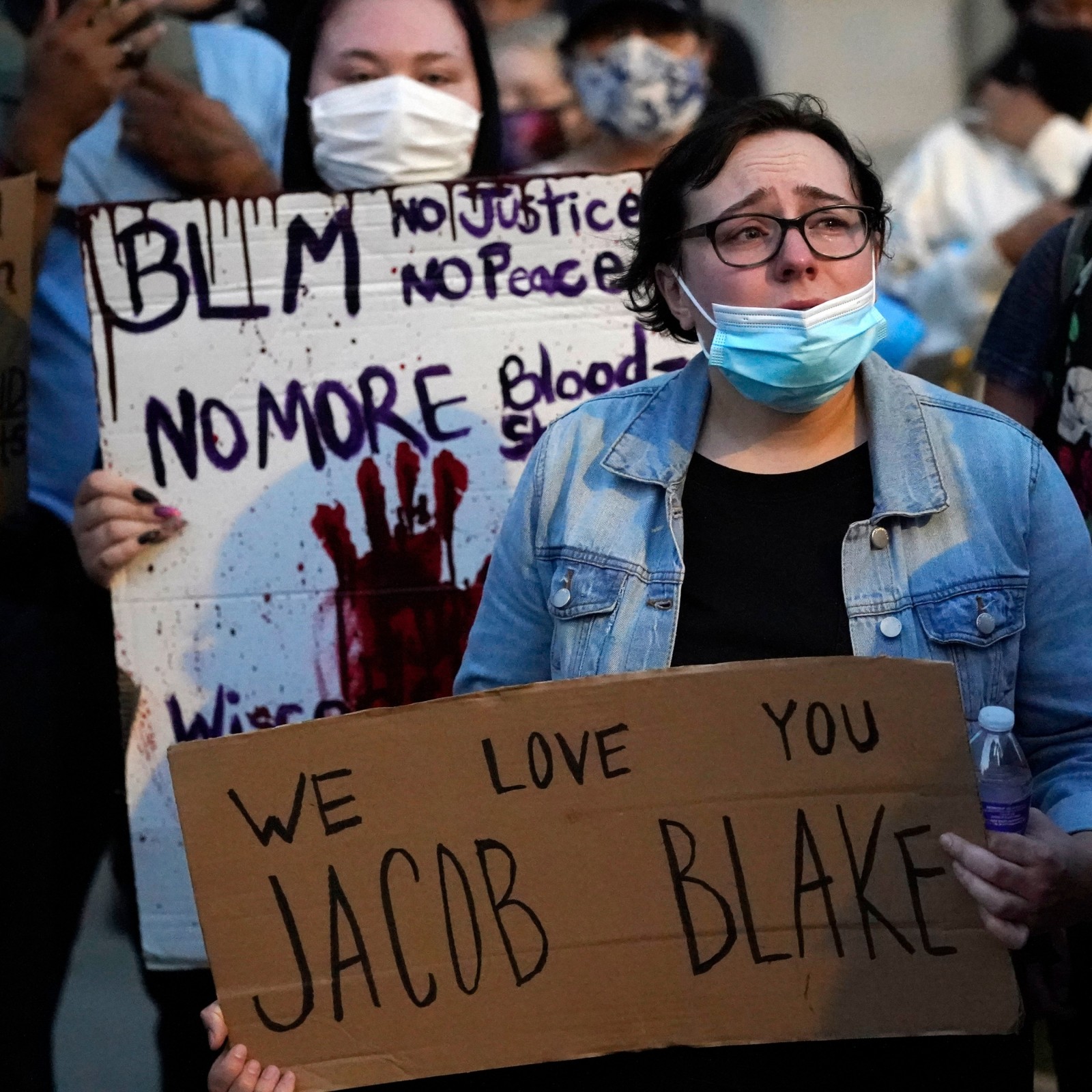 枪击致二人死的白人青年被判无罪后立刻见了特朗普，极右人士欢呼“今后有了开枪许可”，美国多地进行抗议