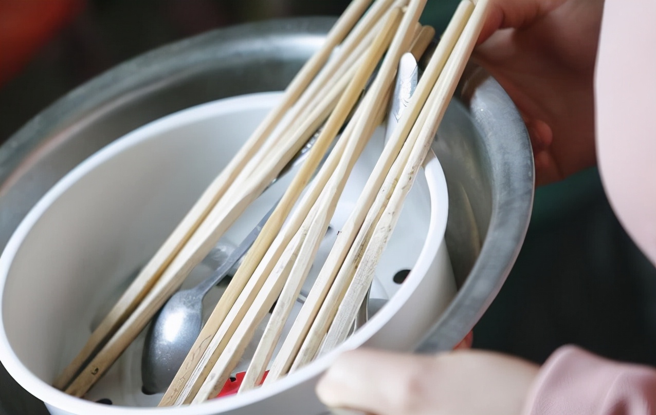 喝普洱茶等于自杀？一克普洱熟茶含五亿霉菌，普洱茶到底能不能喝